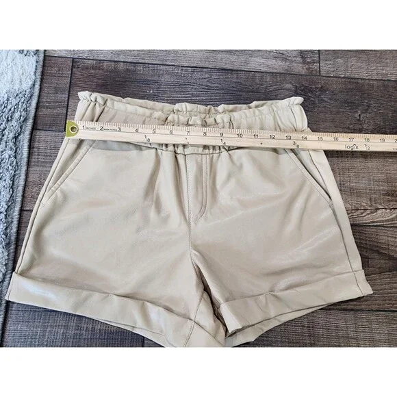 Sincerely Jules faux leather Tan pleated shorts size Small - Picture 4 of 6